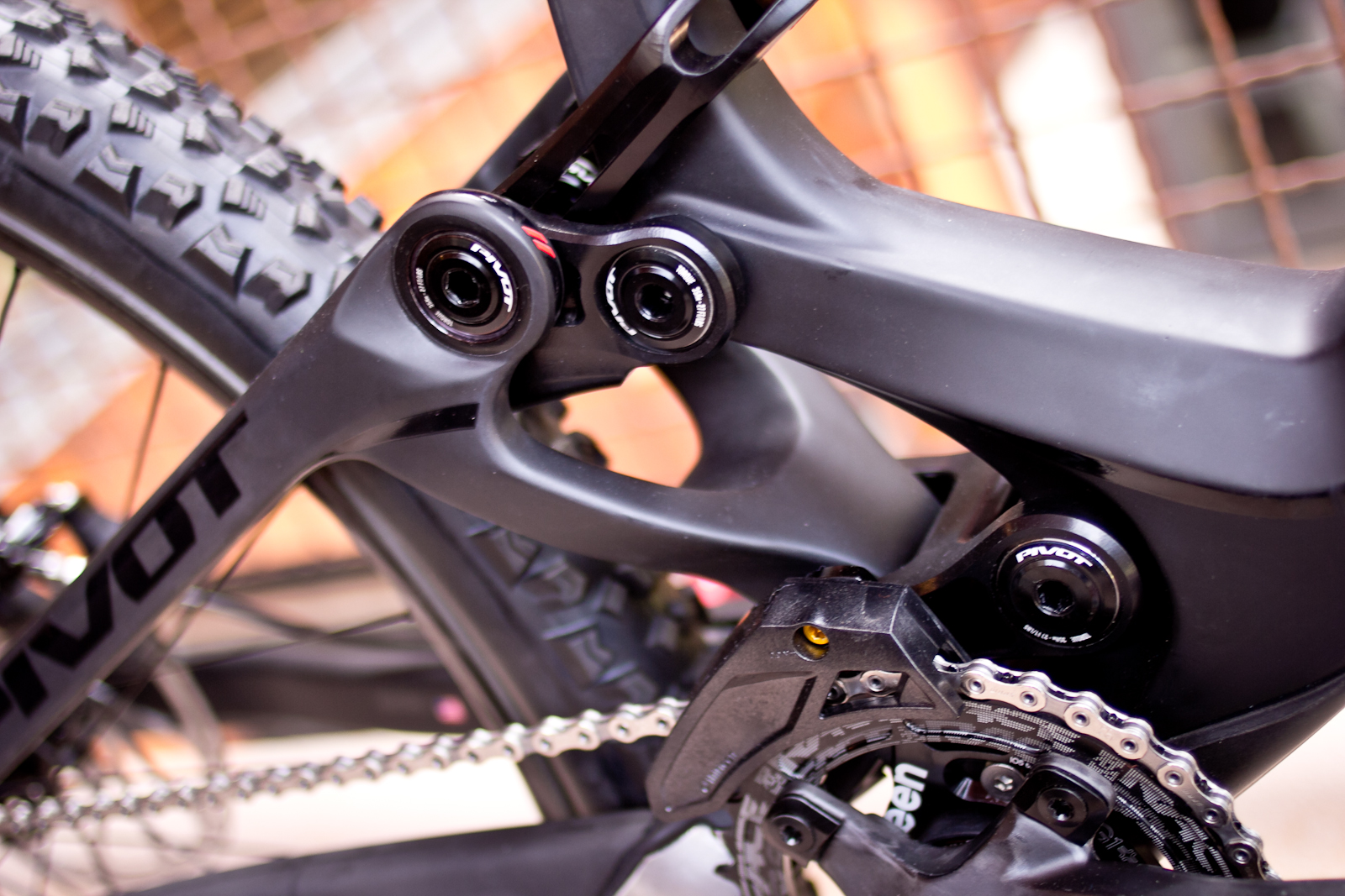 DW Link Suspension on Pivot's Phoenix Carbon DH Bike Pivot's 30.8