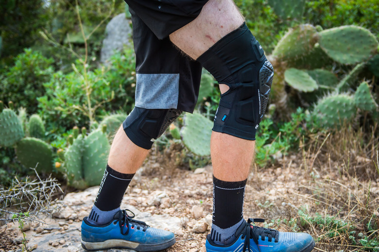 13 of the Best Lightweight Kneepads Vital MTB Roundup Mountain