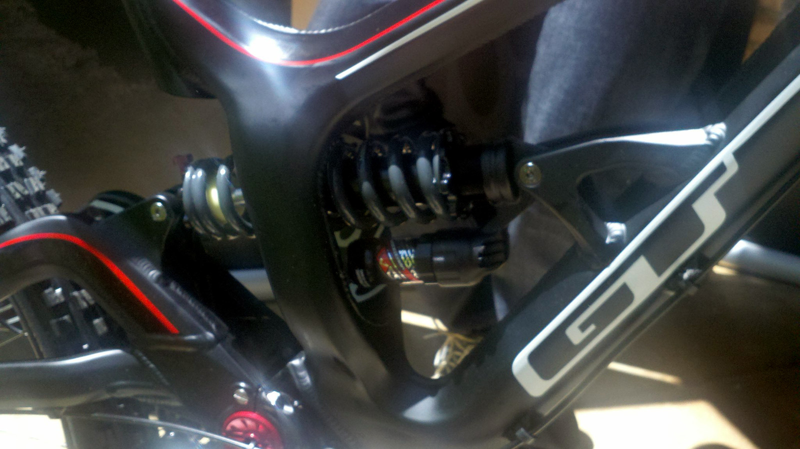 The GT Alloy Fury uses a Marzocchi Roco R in the rear and a 888 up front. The GT Alloy Fury uses a Marzocchi Roco R in the rear and a 888 up front.
