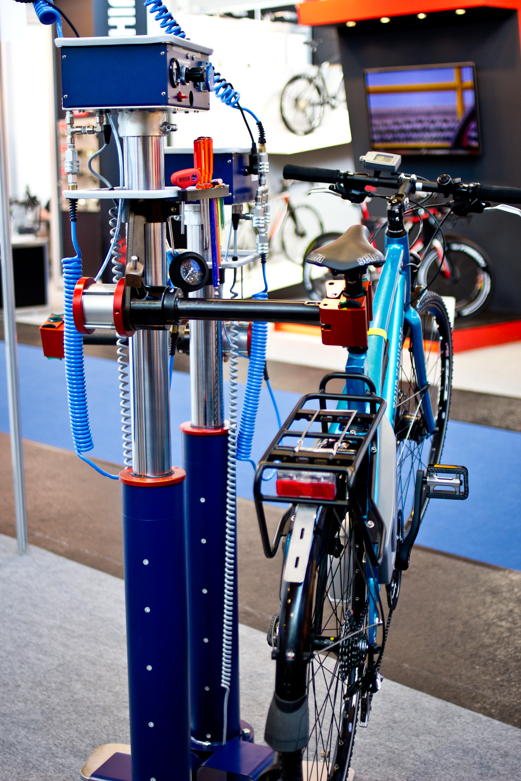 Hydraulic Bike Lift 2014 Mountain Bike Components at Eurobike 2013
