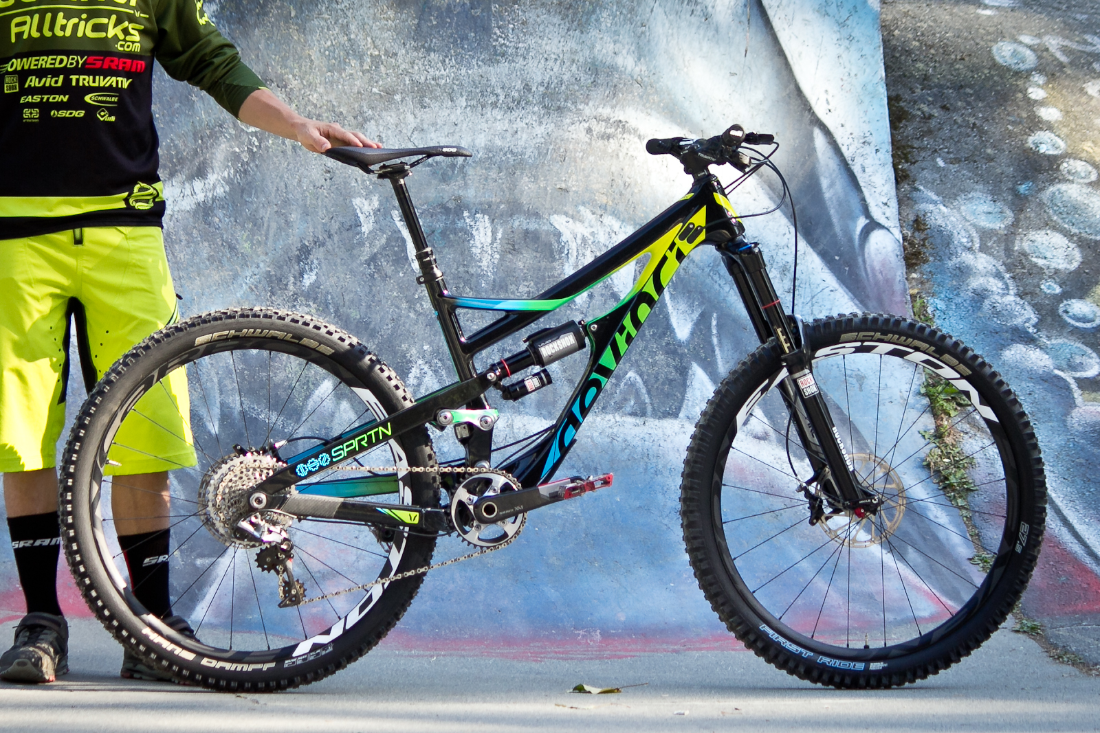 Damien Oton's Devinci Spartan Carbon - Pro Bike Check ...