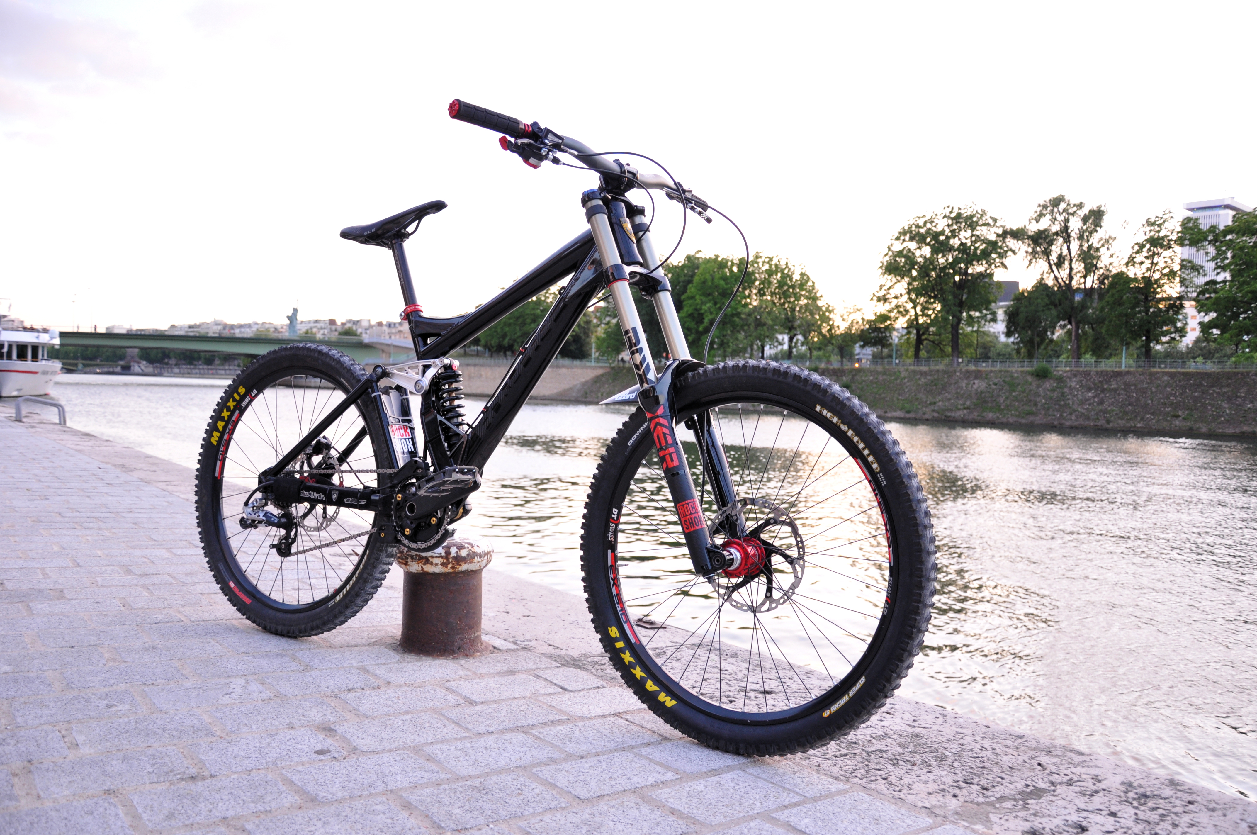 THOROUGHBRED BLACK HORSE - IRONRIDER's Bike Check - Vital MTB