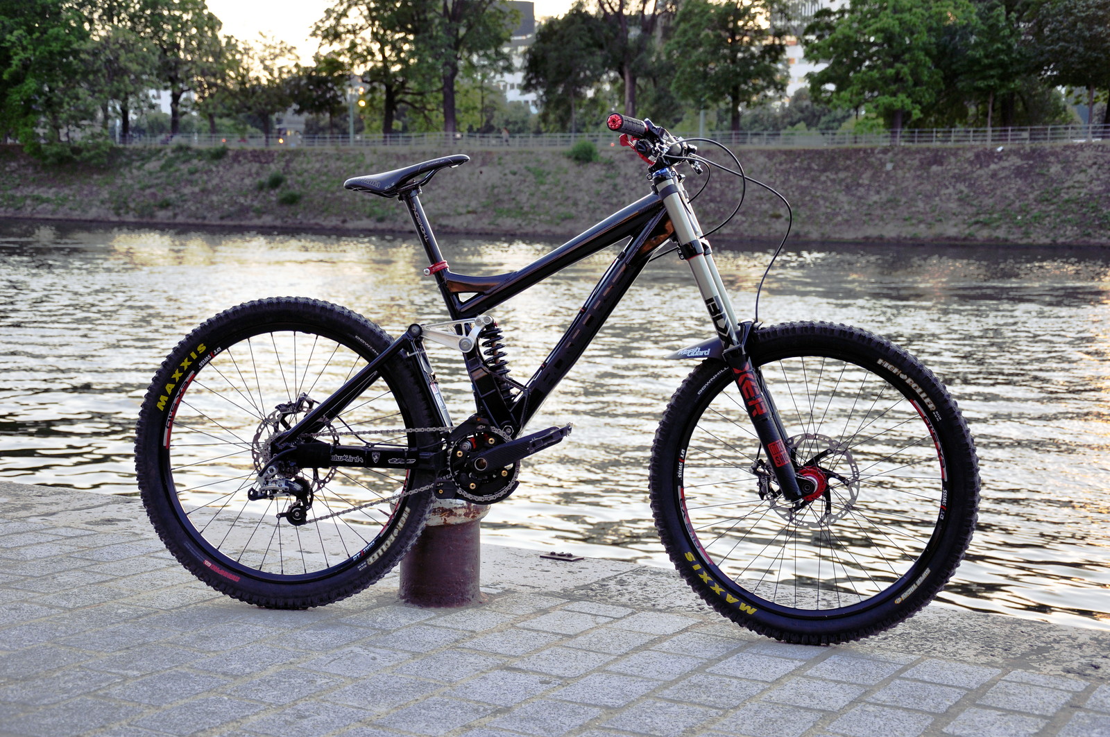 THOROUGHBRED BLACK HORSE - IRONRIDER's Bike Check - Vital MTB