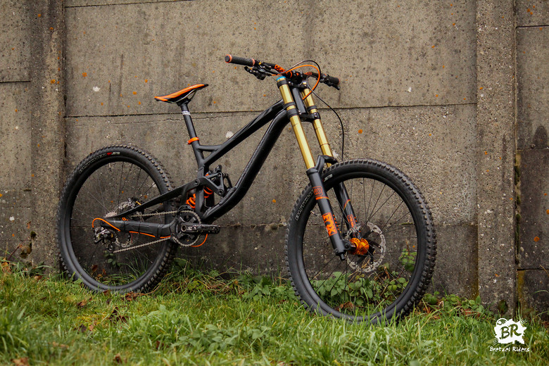 Polygon Collosus Dh9 2025