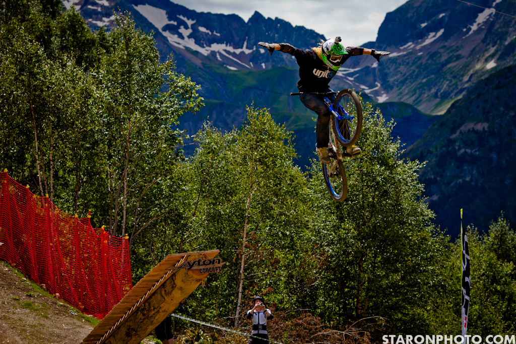 Kelly McGarry Tuck No Hander at Crankworx Brandon Semenuk Wins