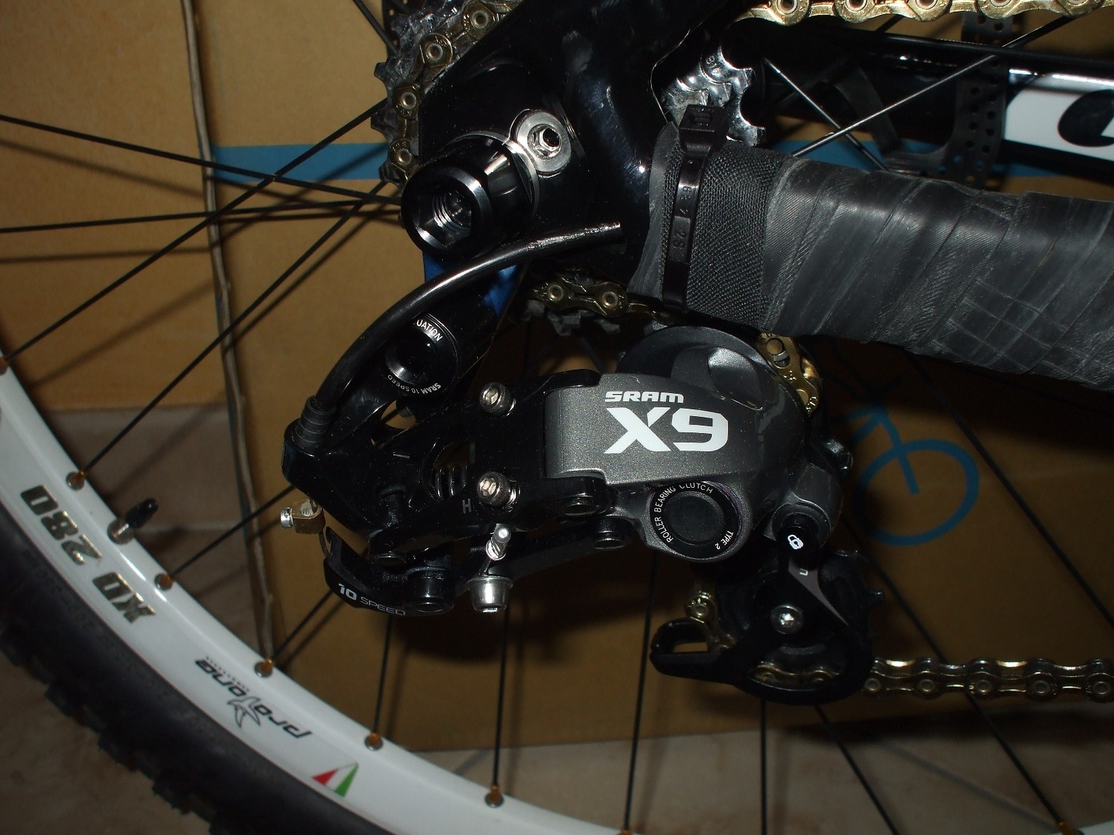 Giant Glory 2013 - DH CUSTOM - Grammyx's Bike Check - Vital MTB