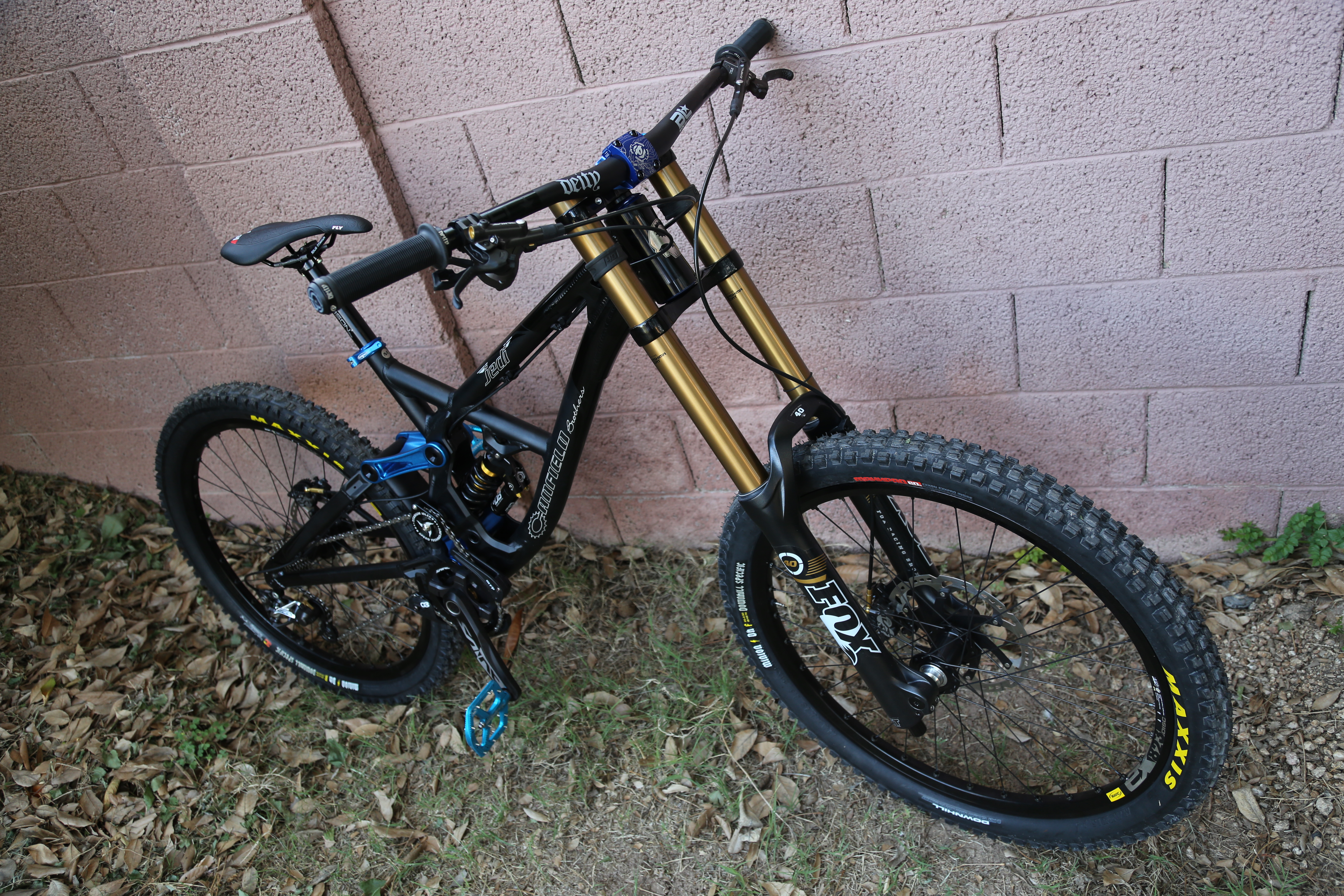 black and blue mtb