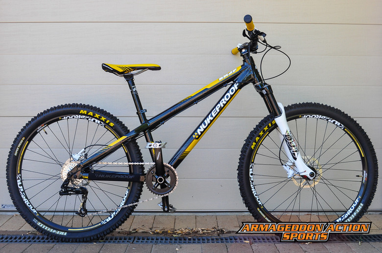 nukeproof neutron knurled lock on grip