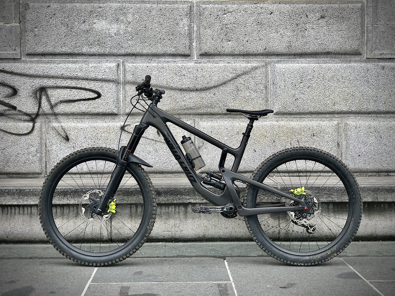 Black enduro bike clearance