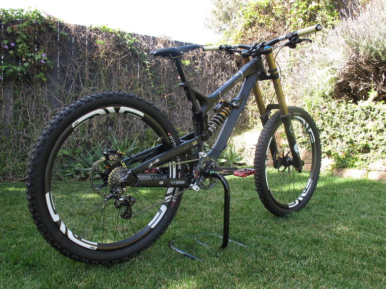 flat black mountain bike