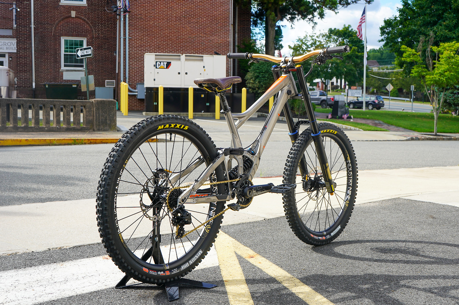 Banshee Legend Custom Build - MannySaggio's Bike Check