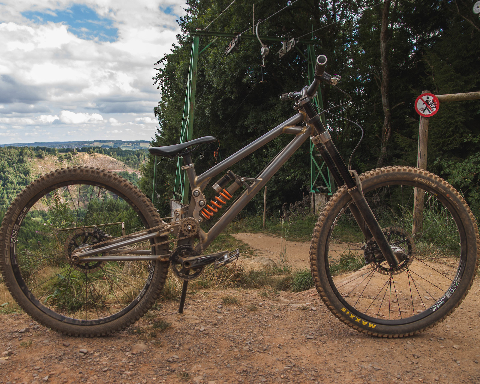 Homemade highpivot steel DH bike (Straightline V2) - Enzo's Bike Check ...