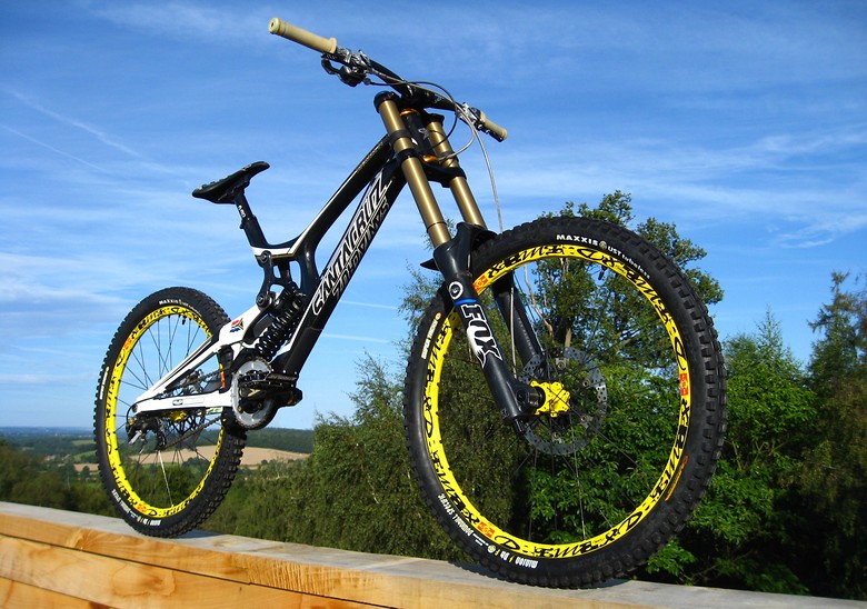 santa cruz v10 mountain bike