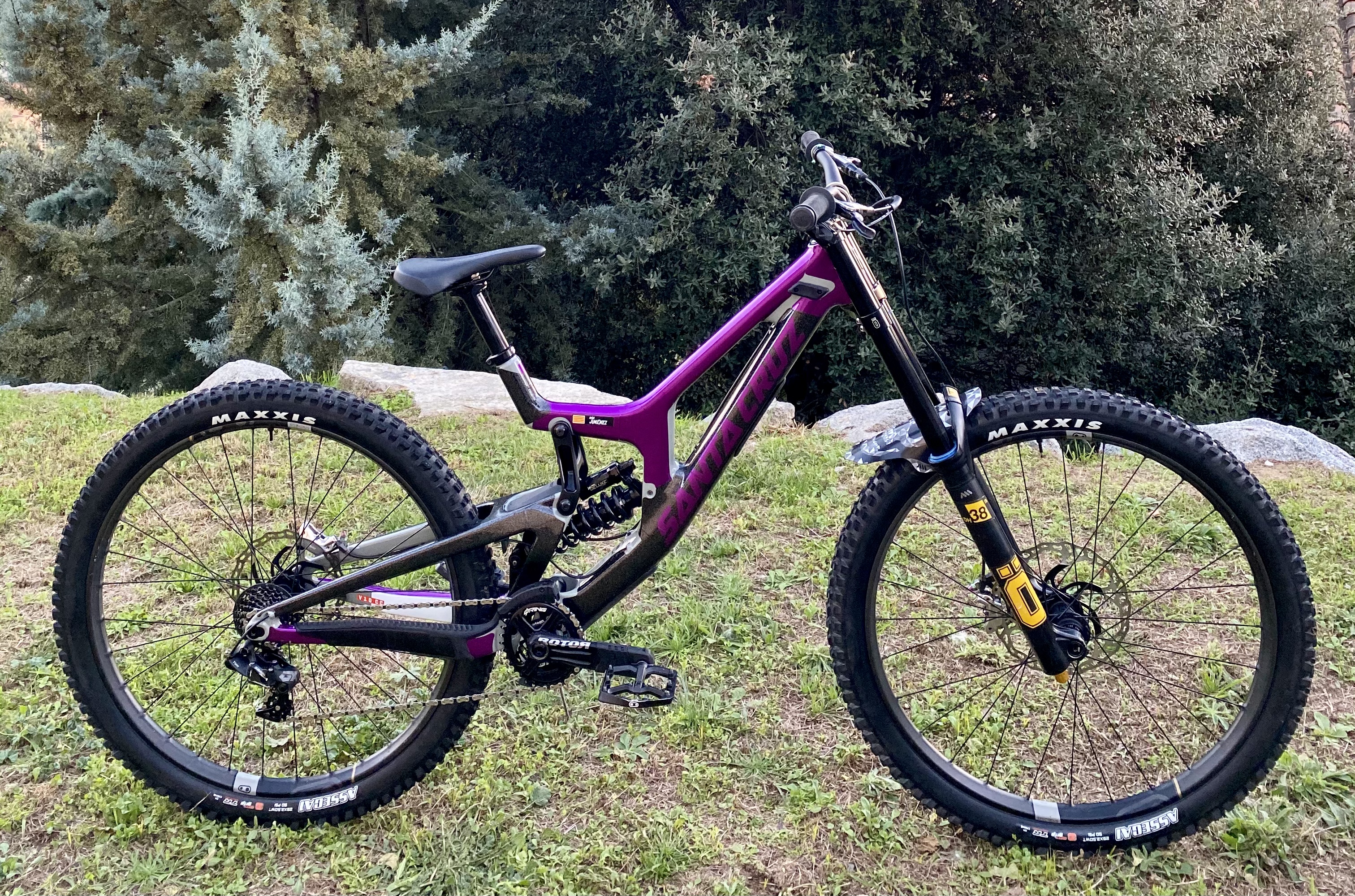 Santa Cruz V10 29er Monkeys Sauce Edition Ivan Jimenez S Bike Check Vital Mtb Santacruz v10mx monkeys sauce wrapping 3. santa cruz v10 29er monkeys sauce