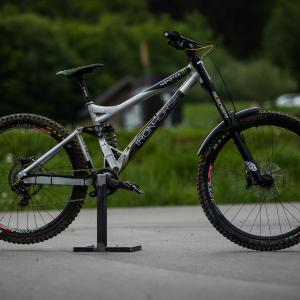 Mixed-Wheel Sam Hill Iron Horse Sunday Replica from iXS Cup Maribor