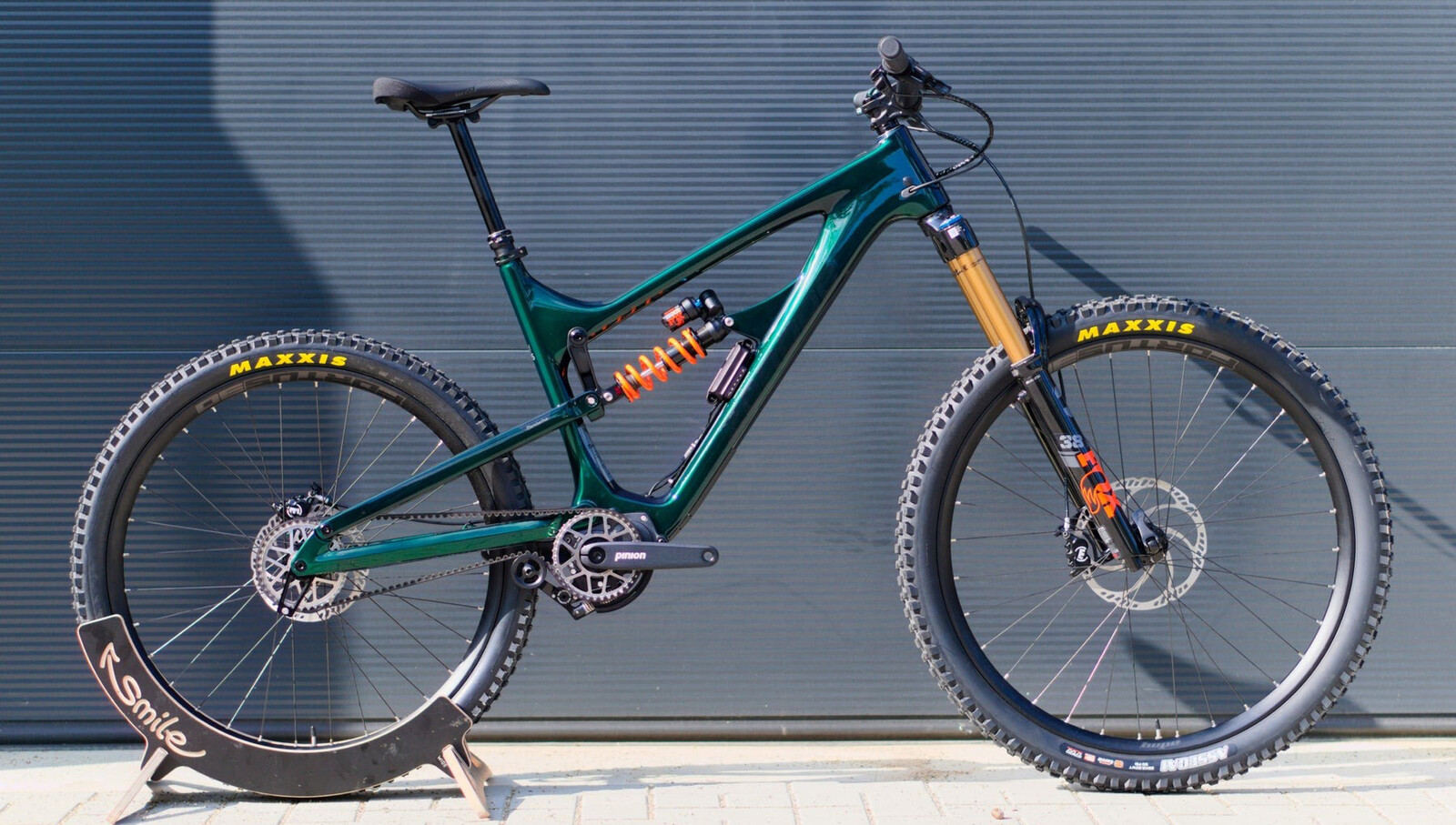 enduro green 01.jpg?VersionId=zLdb7A24O