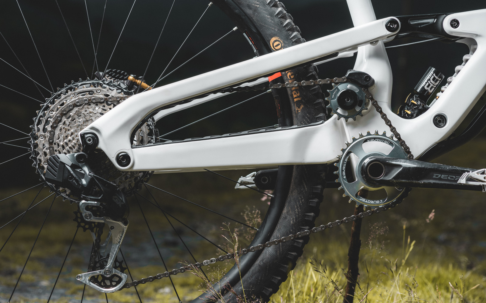 Whitest Cannondale Jekyll - ben hay's Bike Check - Vital MTB