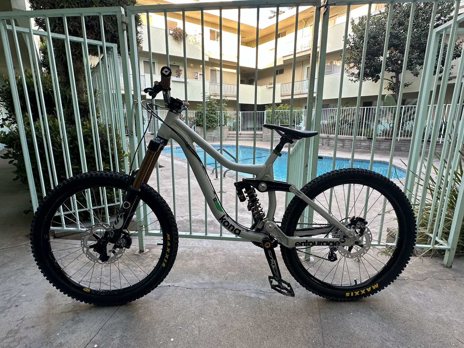 2012 Kona Entourage dlx - swissfist31's Bike Check - Vital MTB