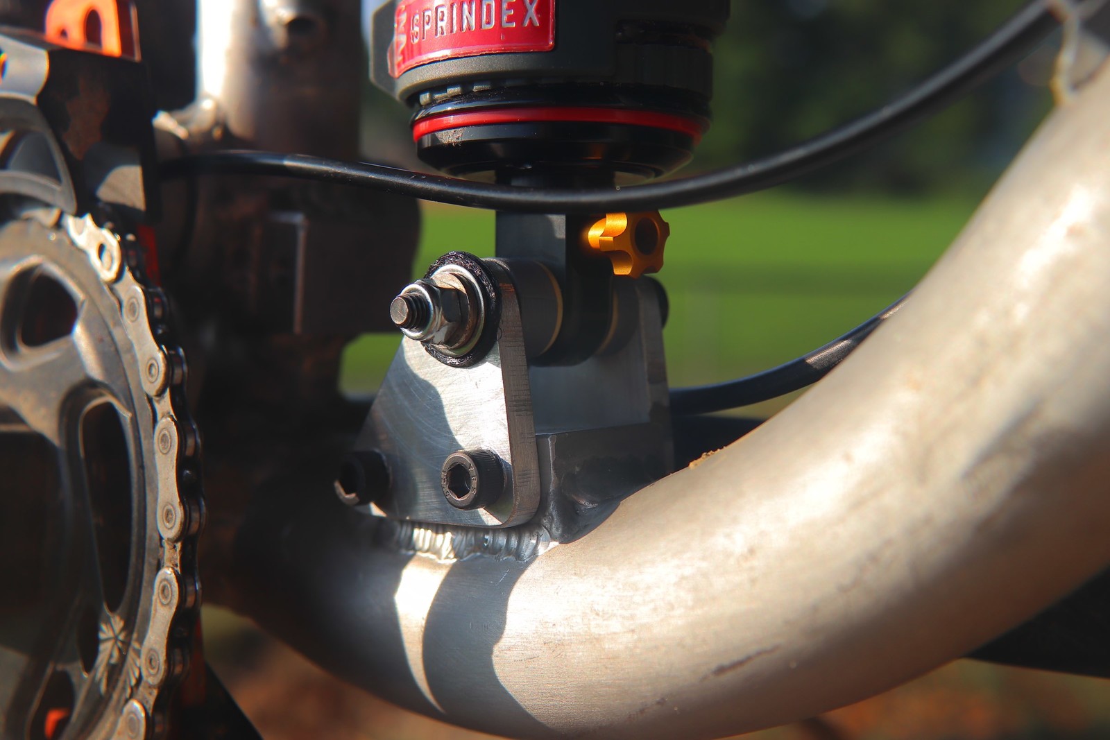 Lower shock mount featuring heaps of 3d printing 
