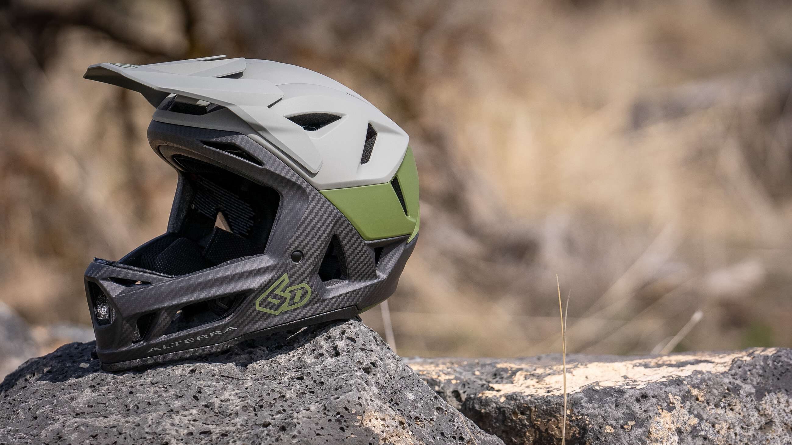 6D Helmets Enters the Lightweight Full-Face Game with Alterra - FIRST ...
