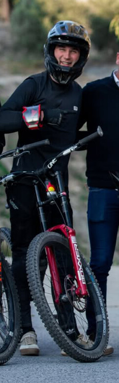 ax.jpg?VersionId=ps27o8.zIUwxA9o20z0oX49QYmZ0b.4